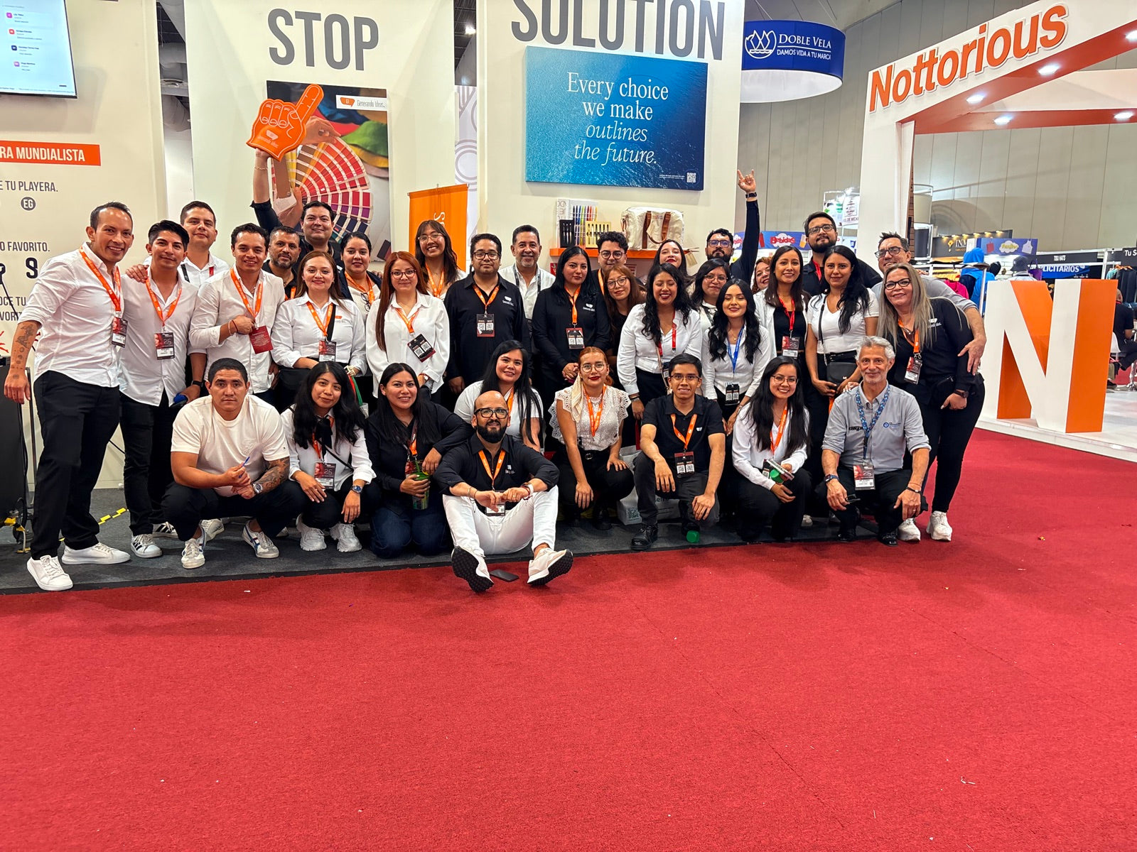 El equipo de Generando Ideas en una expo de la industria promocional